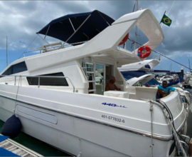 Alugue a lancha Intermarine 400 em Salvador. Luxo e conforto para 18 pessoas. Explore o litoral baiano! Reserve agora!