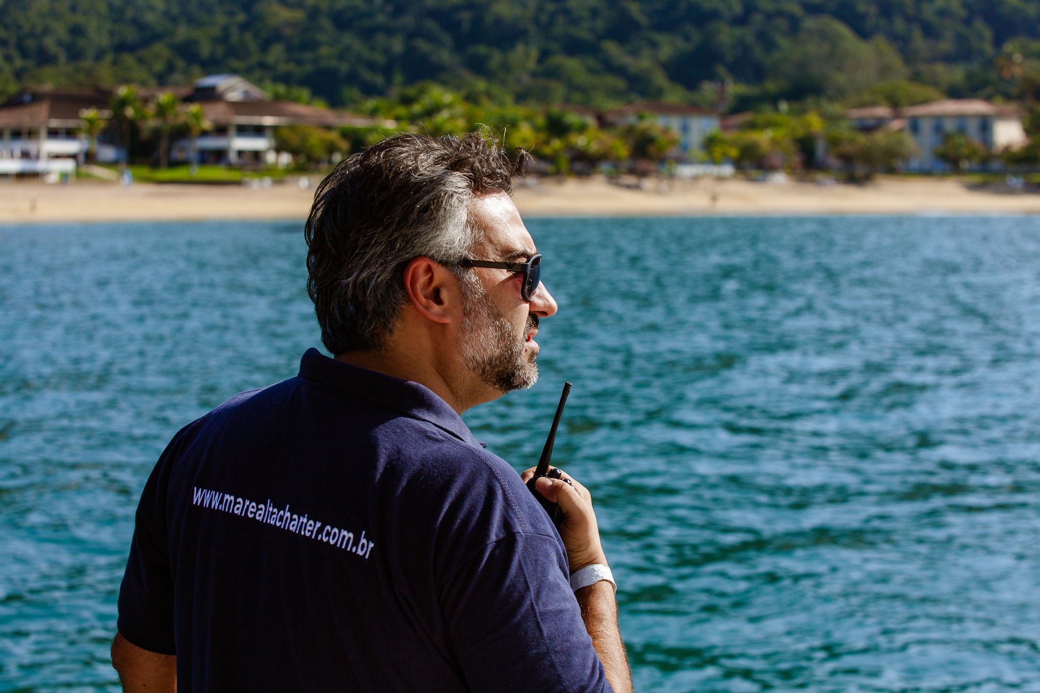 Embarcação da Maré Alta Charter em destino paradisíaco